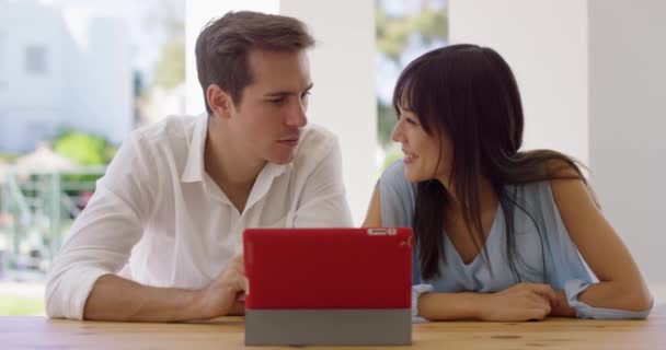 Hombre y mujer usando tableta juntos — Vídeos de Stock