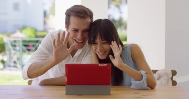 Homem e mulher acenando em tablet — Vídeo de Stock