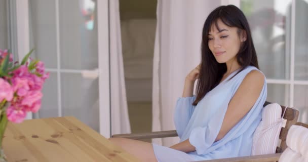 Mann gibt geschmeichelter Frau Ring — Stockvideo