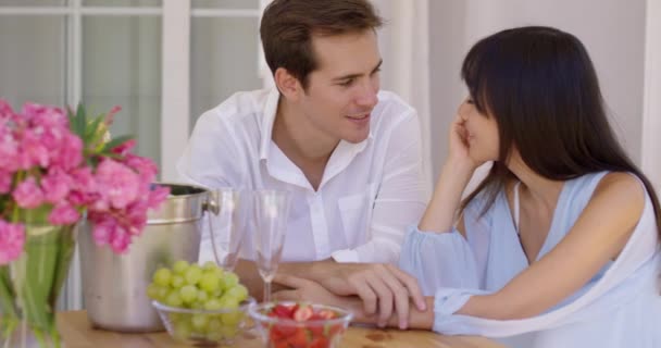 Pareja tomando vino y fruta juntos — Vídeos de Stock