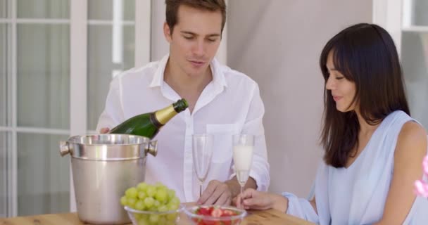 Пара наливая из бутылки шампанского — стоковое видео