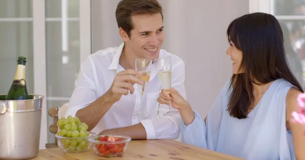 Paar stößt Champagner an — Stockfoto