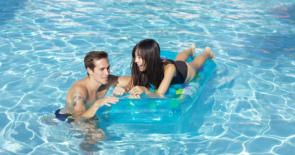 Pareja flotando en el colchón en la piscina —  Fotos de Stock