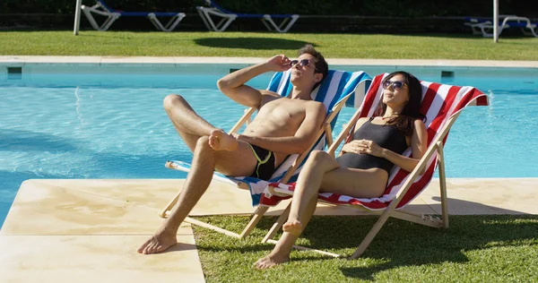 Pareja relajante en la piscina del complejo —  Fotos de Stock