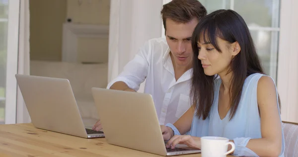 Man en vrouw die werkt op laptopcomputers — Stockfoto