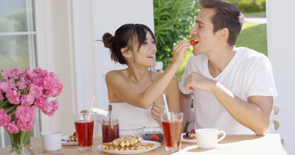 Pareja alimentándose mutuamente en el desayuno —  Fotos de Stock