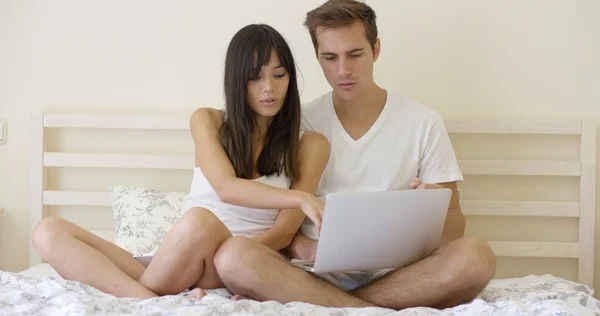 Mujer hablando con el hombre usando el ordenador portátil — Foto de Stock