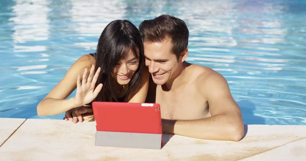 Couple communicates with friends on digital device — Stock Photo, Image