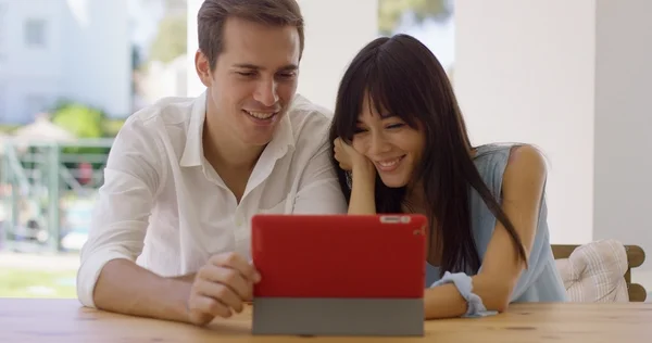 Pareja usando tableta juntos — Foto de Stock