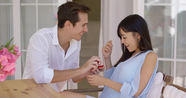 Mann gibt geschmeichelter Frau Ring — Stockfoto