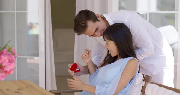 Man proposing to girlfriend — Stock Photo, Image