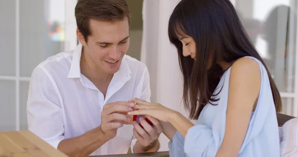 Mann passt Ring an Finger seiner Freundin an — Stockfoto