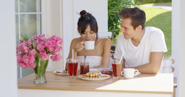 Casal tomando café da manhã na mesa ao ar livre — Fotografia de Stock