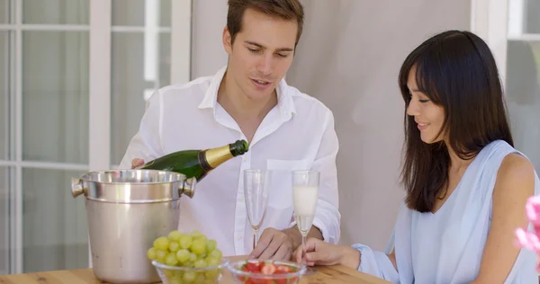 Пара наливая шампанское, чтобы выпить — стоковое фото