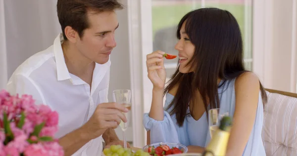 Pareja bebiendo vino y comiendo fruta — Foto de Stock