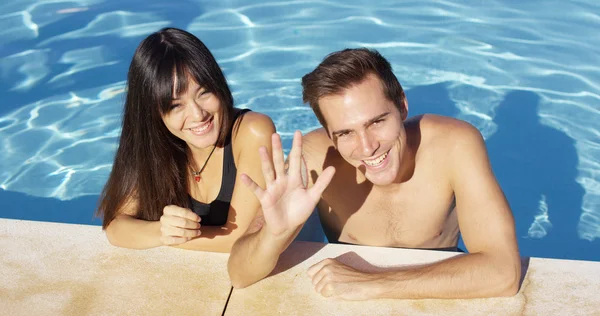 Paar staande in Clear pool — Stockfoto