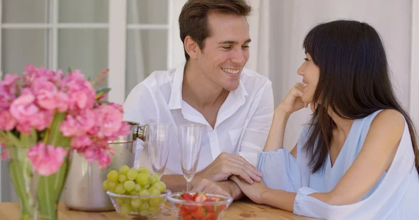 Pareja disfrutando del vino y la fruta juntos — Foto de Stock