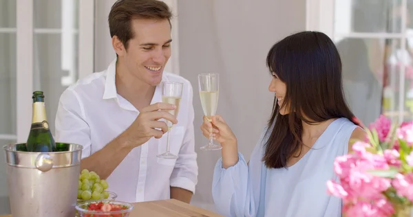 Glückliches erwachsenes Paar stößt Champagner an — Stockfoto