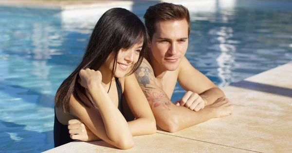 情侣站在游泳池 — 图库照片