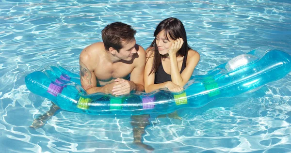 Vrouw aanraken van gezicht van man drijvende — Stockfoto