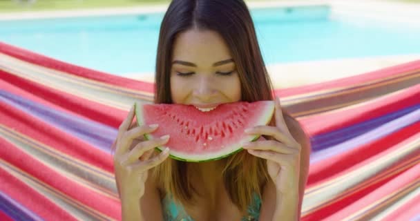 Kvinna anläggning en vattenmelon segment — Stockvideo