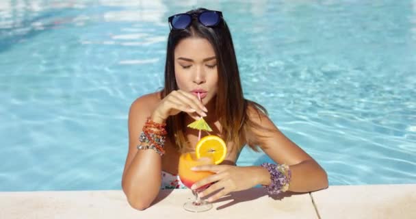 Элегантная молодая женщина потягивает коктейль — стоковое видео