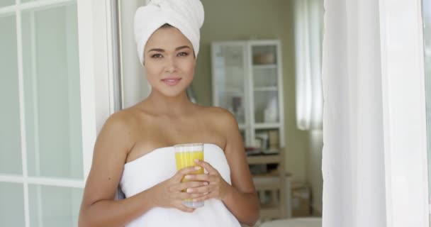Mujer envuelta en toalla mirando afuera — Vídeos de Stock