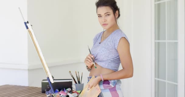 Жіночий художник малює на відкритому повітрі — стокове відео