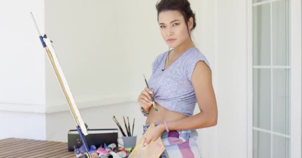 Artista feminina pintura ao ar livre — Vídeo de Stock