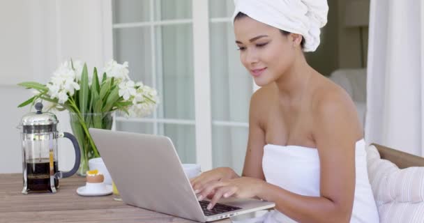 Mujer en toalla de baño usando portátil — Vídeo de stock