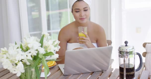 Mujer en toalla con portátil desayunando — Vídeo de stock