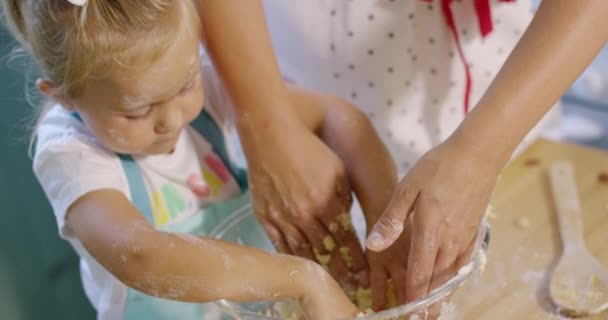 Menina ajudando a amassar a massa de pastelaria — Vídeo de Stock