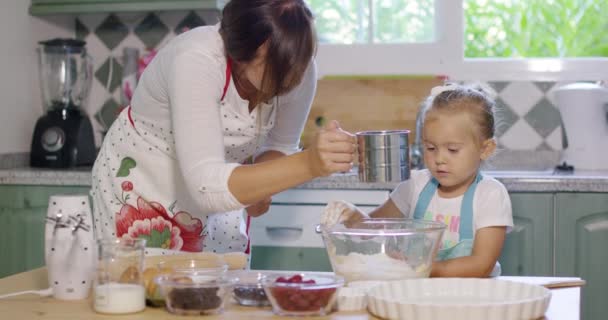 Ung mamma och dotter bakning i köket — Stockvideo