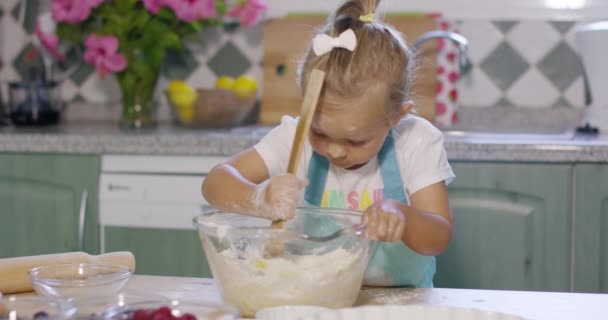 Mooi klein meisje een zelfgemaakte taart bakken — Stockvideo