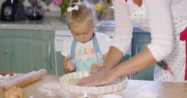 Μητέρα και κόρη το ψήσιμο μιας σπιτικής πίτας — Αρχείο Βίντεο