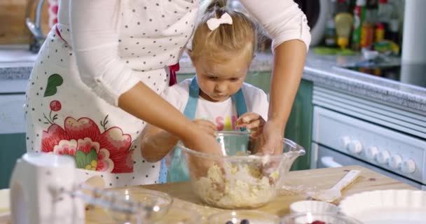 Schattig klein meisje kneden bakken ingrediënten — Stockvideo