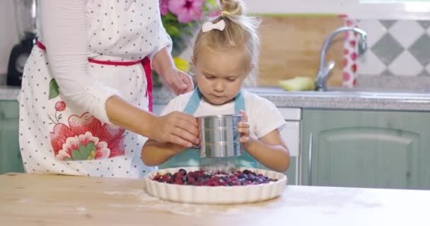 Pişirmeye sevimli küçük kızını öğretim anne — Stok video