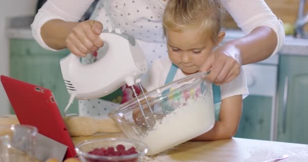 Bambina guardando sua madre frusta crema — Video Stock