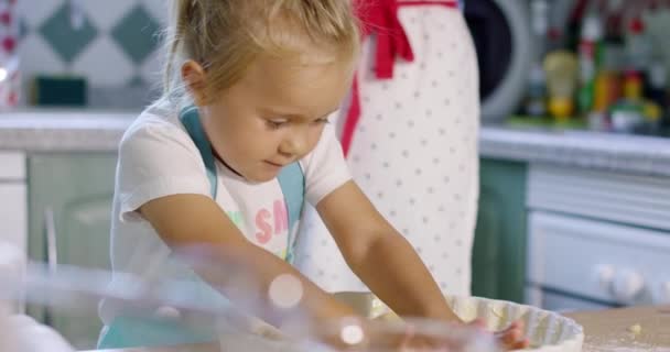 可爱的小女孩，烘烤一个馅饼与她的母亲 — 图库视频影像