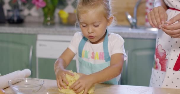 Niña divirtiéndose amasando la masa — Vídeos de Stock