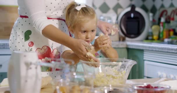 Söt liten flicka knådning bakning ingredienser — Stockvideo