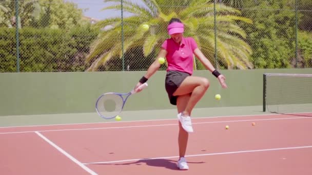 Mujer haciendo malabarismos con pelotas de tenis en pista — Vídeo de stock