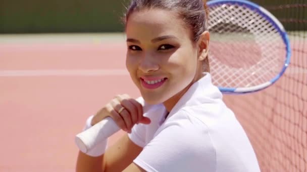 Mulher com raquete de tênis sentada no tribunal — Vídeo de Stock
