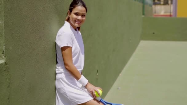 Mujer sosteniendo raqueta en pista de tenis — Vídeos de Stock