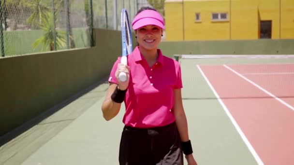 Женщина игрок ходить по теннисному корту — стоковое видео