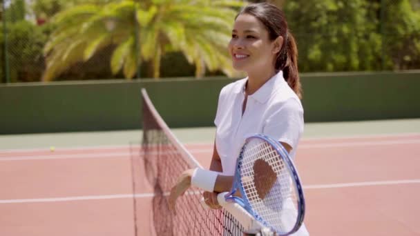 Γυναίκα κρατώντας ρακέτα στο γήπεδο τένις — Αρχείο Βίντεο