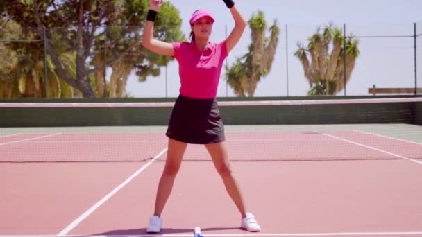 Mujer calentando antes de juego de tenis — Vídeos de Stock