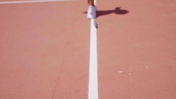 Vrouw lopen op de getekende lijn — Stockvideo