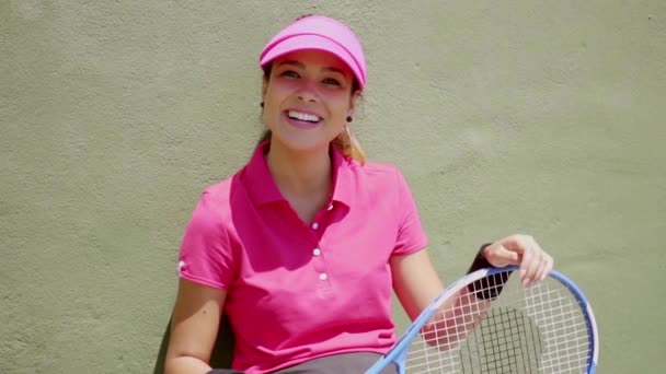 Теннисист держит ракетку на коленях — стоковое видео