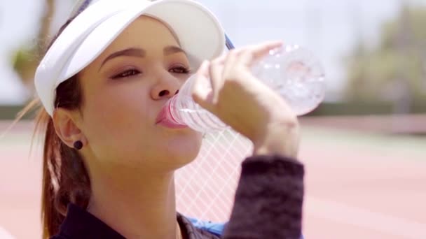 Молодий тенісист п'є воду — стокове відео